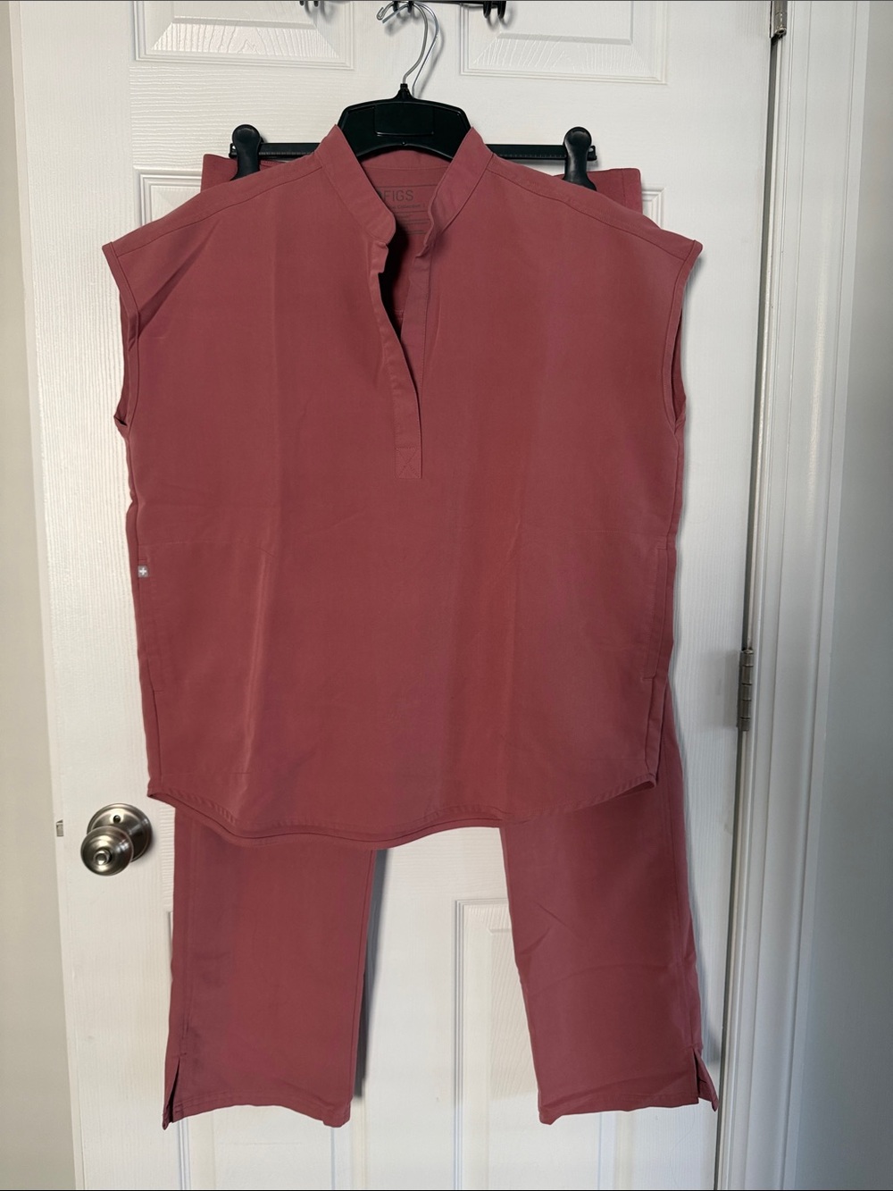 Figs Dusty Rose Medium Rafaela Top and Large Kade Cargo Pants Set